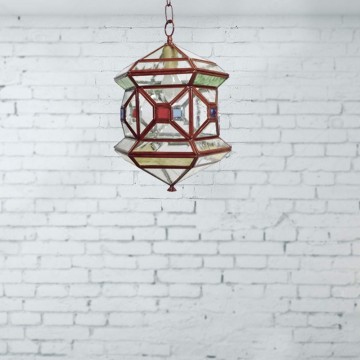 Farol granadino artesanal 71161 de metal rojo inglés y cristal catedral gótica con un fondo de ladrillos
